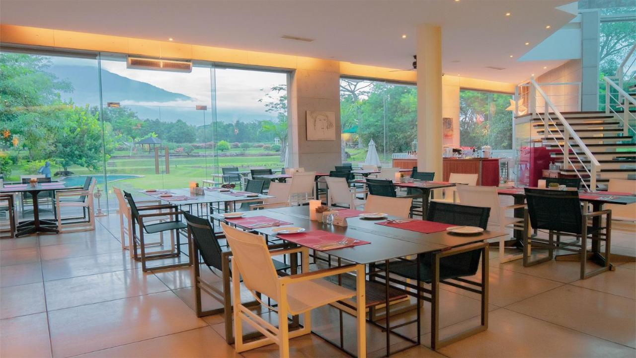 K Gallery Hotel Pasuruan Esterno foto
