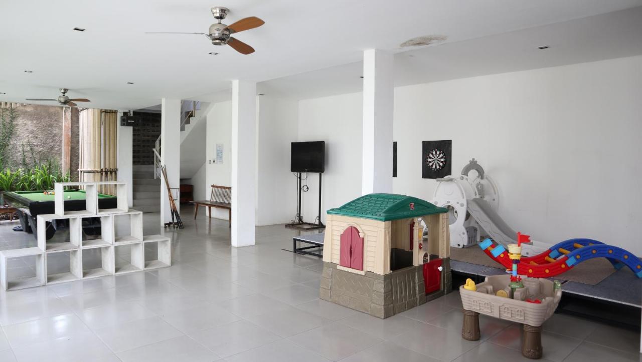 K Gallery Hotel Pasuruan Esterno foto