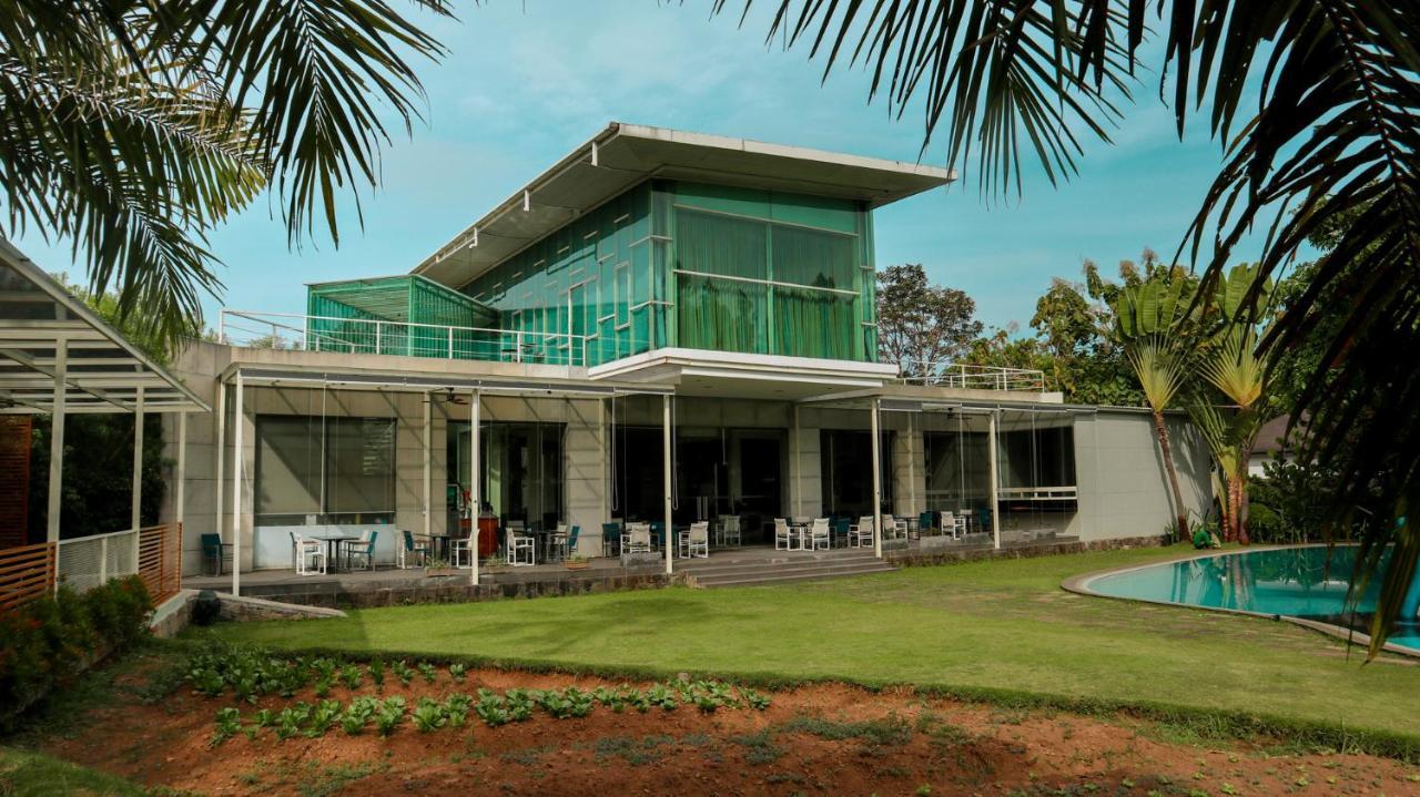 K Gallery Hotel Pasuruan Esterno foto